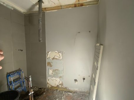 Salle de bain avec faïence en cours de pose sur murs arrondies